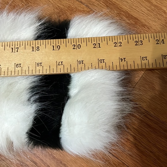 Woman’s Faux Fur Coat with hook loop wire closures that blend in Large Wenxi - Picture 4 of 14